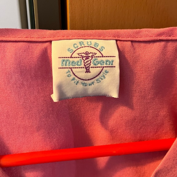 Woman’s Salmon Color Scrub Top, Sz L - Picture 3 of 6